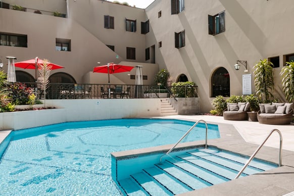 Costa-del-Sol-Trujillo-Centro-Piscina-1