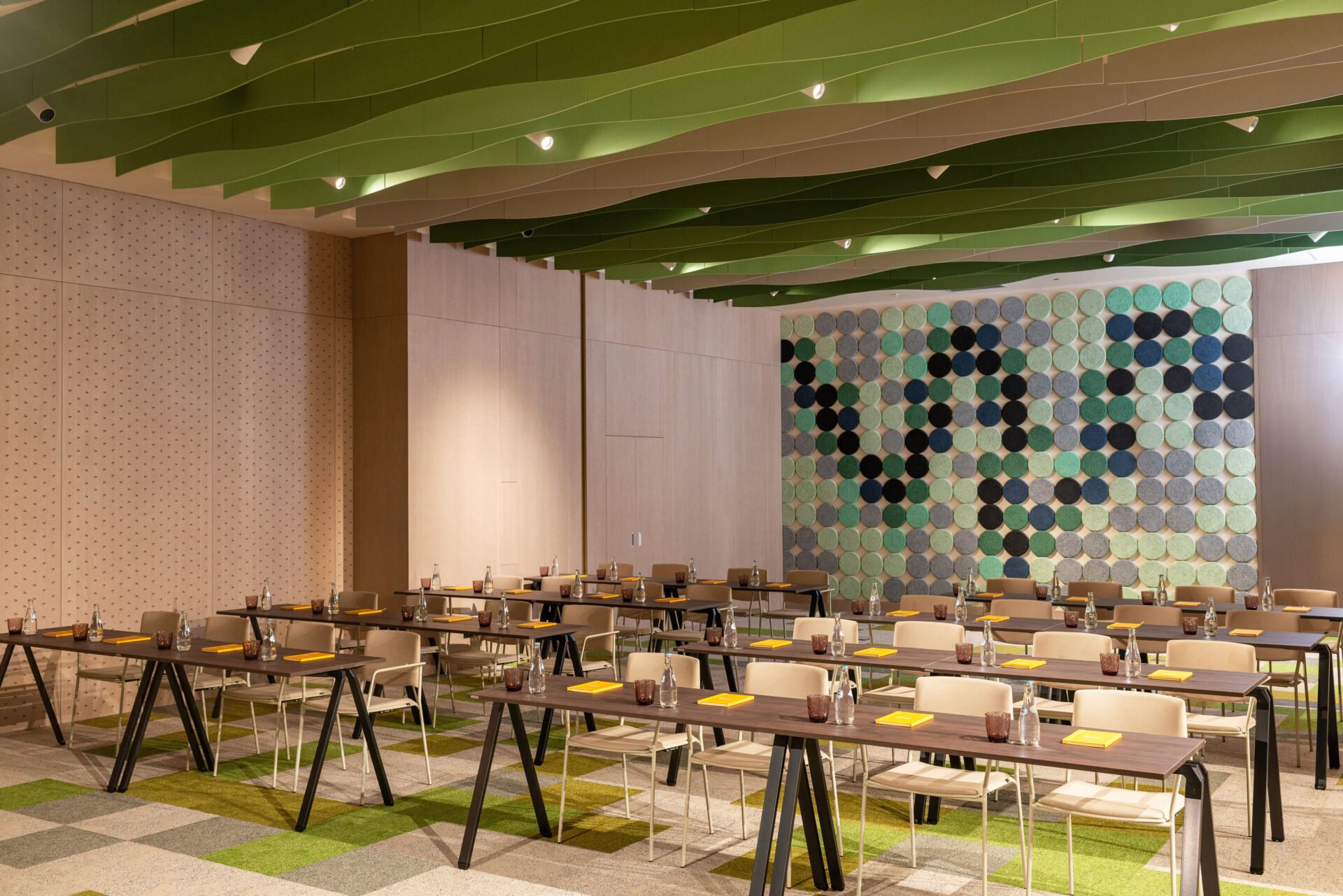 nhow_Lima_Meeting-Rooms_Serpiente-Amaru_Classroom_Setup_Green-3680x2456-1-1920x1281