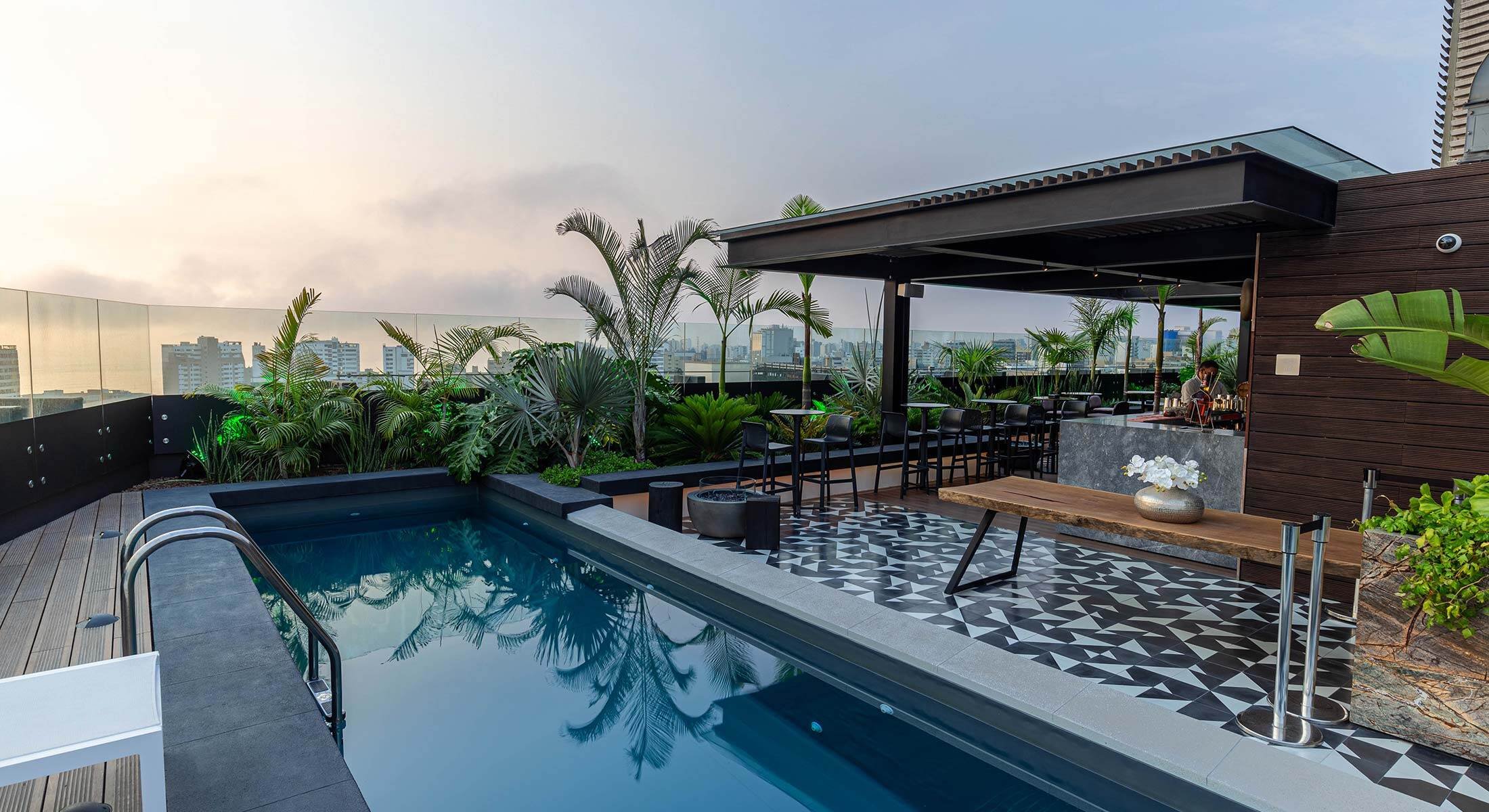 pullman_miraflores_ambra_rooftop_slide01-1